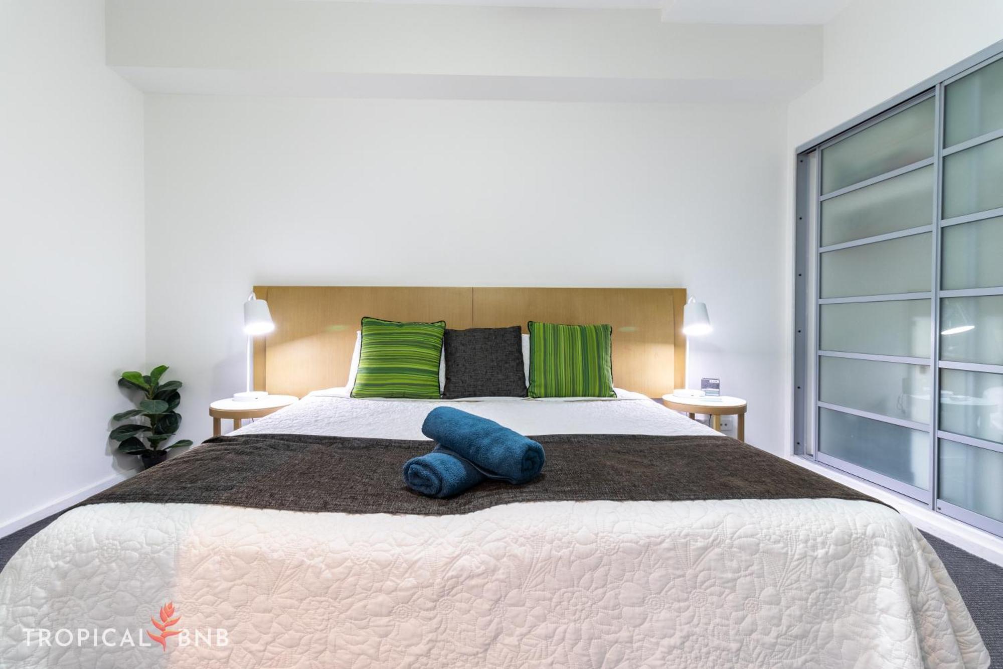 Views On Pool Level King Bed Or Twin Share Apartment
