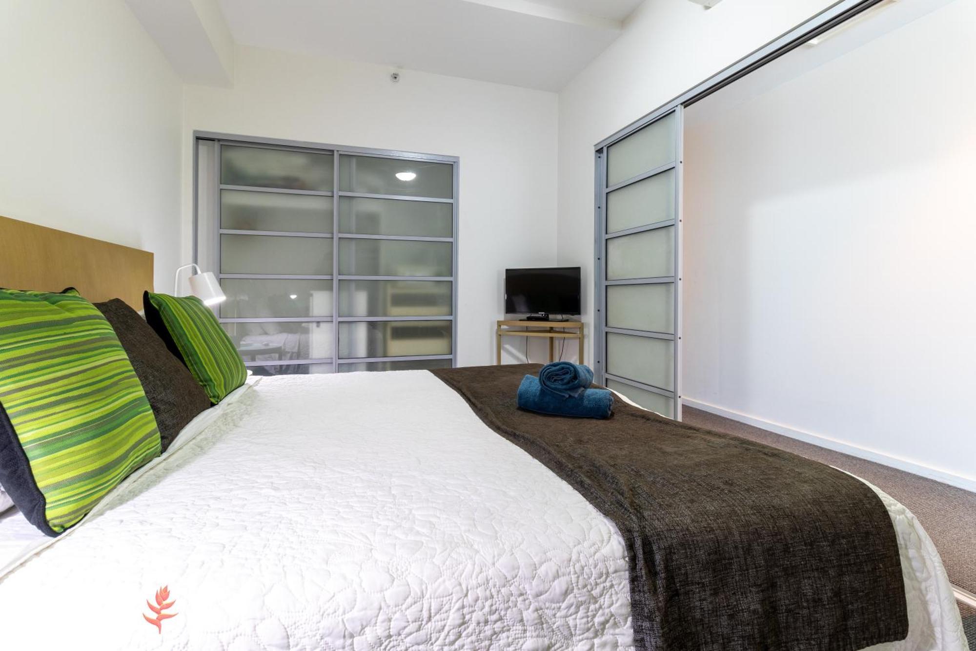 Apartment Views On Pool Level King Bed Or Twin Share